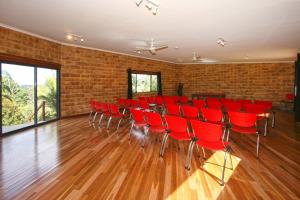 Zimmer mit roten Stühlen und Ziegelwand in der Unterkunft Alstonville Country Cottages in Alstonville + 79 Fotos