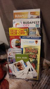 ブダペストにあるGreat Buda Apartmanの本の積み重ね合わせ