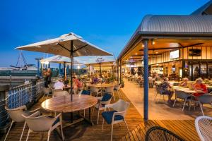 Restoran atau tempat lain untuk makan di Nightcap at Kawana Waters Hotel