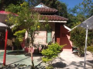 mały domek z drzewem przed nim w obiekcie Time 2 Resort w mieście Pai