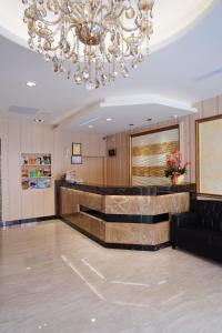 um hall de entrada de um hospital com um lustre em Hotel South Sea em Kaohsiung