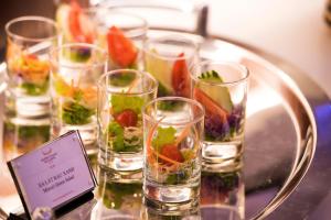 un gruppo di bicchieri riempiti di frutta e verdura su un tavolo di Muong Thanh Grand Bac Giang Hotel a Bắc Giang