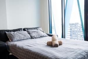 A bed or beds in a room at Luxury Living With a View - BSQ