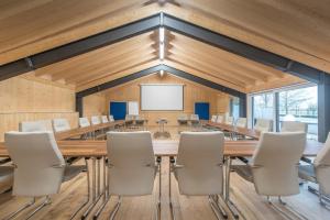 a large conference room with a long table and chairs at Landhotel und Gasthof Hirsch Hüttenreute in Hoßkirch