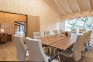 uma sala de jantar com uma mesa de madeira e cadeiras em Landhotel und Gasthof Hirsch Hüttenreute em Hoßkirch