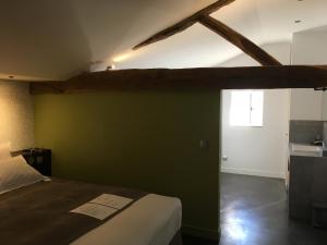 - une chambre avec un lit et un mur vert dans l'établissement Chateau Saint Vincent, à Régnié