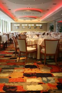 jadalnia ze stołami i krzesłami w restauracji w obiekcie Hotel Dubrovnik w mieście Zenica
