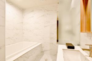 Koupelna v ubytování Blanc Business Hotel