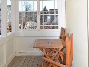 einen Tisch und zwei Stühle vor einem Fenster in der Unterkunft Villa Fernsicht - Apt. 01 in Ostseebad Sellin