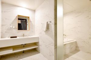 Kylpyhuone majoituspaikassa Blanc Business Hotel