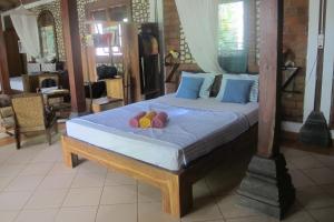 een slaapkamer met een bed met twee ballen erop bij Villa Tentrem in Kemadang