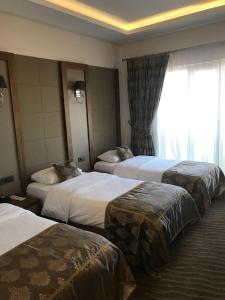 Кровать или кровати в номере YZE Pırlanta Hotel