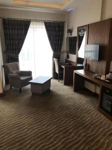 Телевизор и/или развлекательный центр в YZE Pırlanta Hotel