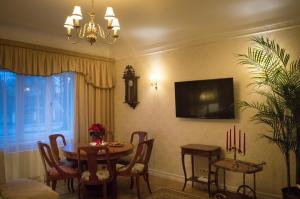 jadalnia ze stołem i telewizorem w obiekcie Ranna Luxury Apartment w Parnawie