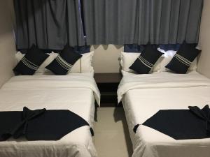 Postel nebo postele na pokoji v ubytování Seasons Hotel