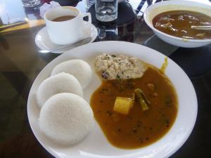 um prato de comida com uma tigela de sopa e bolachas em Horn Bill Cottage em Thekkady