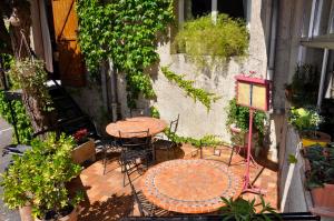 les deux acacias في Villepinte: فناء به طاولتين وكراسي ونباتات
