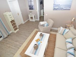 ein Wohnzimmer mit einem Sofa und einem Tisch in der Unterkunft Villa Fernsicht - Apt. 04 in Ostseebad Sellin
