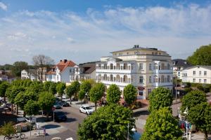 un gran edificio blanco en medio de una ciudad en Villa Fernsicht - Apt. 04, en Ostseebad Sellin