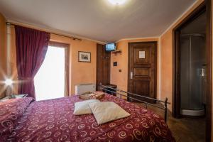A bed or beds in a room at Lo Teisson