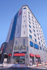 un edificio alto en la esquina de una calle en Gwangju Aura Hotel en Gwangju