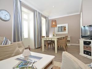 een woonkamer met een bank en een tafel bij Villa Fernsicht - Apt. 07 in Ostseebad Sellin