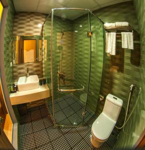 e bagno con doccia, servizi igienici e lavandino. di La Paloma Hotel Ninh Binh a Ninh Binh