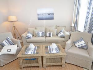 ein Wohnzimmer mit einem Sofa und einem Tisch in der Unterkunft Villa Fernsicht - Apt. 08 in Ostseebad Sellin