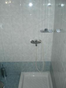bagno con doccia, vasca e lavandino di Pia Rooms a Chania