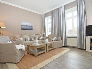 ein Wohnzimmer mit einem Sofa und einem Tisch in der Unterkunft Villa Fernsicht - Apt. 08 in Ostseebad Sellin