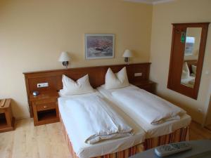 
Ein Bett oder Betten in einem Zimmer der Unterkunft Altstadt Hotel
