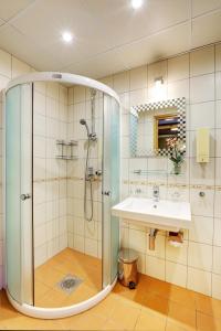 uma casa de banho com um chuveiro e um lavatório. em Apartment24 - Foorum em Talin
