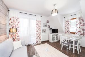 Telewizja i/lub zestaw kina domowego w obiekcie Apartamenty Sun & Snow Resorts Lipki Park z sauną