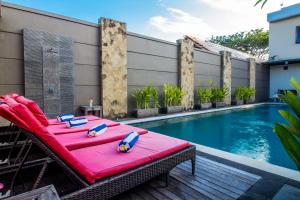 Bazén v ubytování Svarna Suites Seminyak nebo v jeho okolí