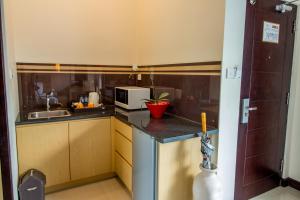 Kuchyň nebo kuchyňský kout v ubytování Svarna Suites Seminyak