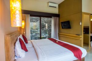 Postel nebo postele na pokoji v ubytování Svarna Suites Seminyak