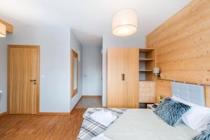 Łóżko lub łóżka w pokoju w obiekcie Apartamenty Sun & Snow Resorts Lipki Park z sauną
