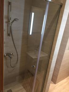 una doccia con porta in vetro in bagno di Apartment Ski Lift a Zlatibor