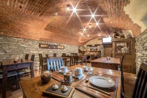 A restaurant or other place to eat at Lo Teisson