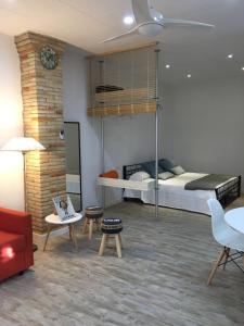 カステリョ・デンプリエスにあるLoft Costa Brava-Castellò D'Empúriesのベッド、ソファ、椅子が備わる客室です。
