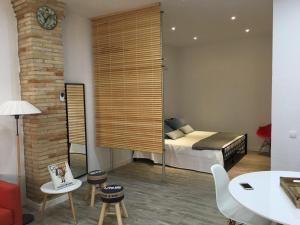 カステリョ・デンプリエスにあるLoft Costa Brava-Castellò D'Empúriesのベッドルーム1室(ベッド1台、テーブル、椅子付)