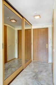 um quarto vazio com portas de vidro deslizantes e pisos em azulejo em Apartment24 - Foorum em Talin