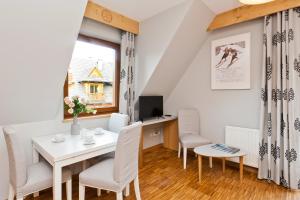 Telewizja i/lub zestaw kina domowego w obiekcie Apartamenty Sun & Snow Resorts Lipki Park z sauną