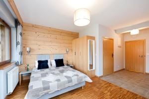 Łóżko lub łóżka w pokoju w obiekcie Apartamenty Sun & Snow Resorts Lipki Park z sauną