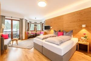 オーベルストドルフにあるAlpengasthof Hotel Schwandのベッドルーム1室(大型ベッド1台、枕2つ付)