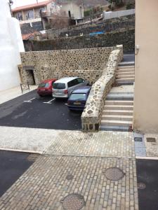 Le Monastier sur Gazeilleにあるle gite St Pierreの駐車場に停車する階段