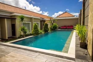 Bazén v ubytování Svarna Suites Seminyak nebo v jeho okolí