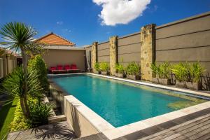 Bazén v ubytování Svarna Suites Seminyak nebo v jeho okolí