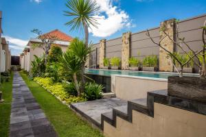 Bazén v ubytování Svarna Suites Seminyak nebo v jeho okolí