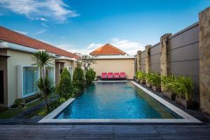 Bazén v ubytování Svarna Suites Seminyak nebo v jeho okolí